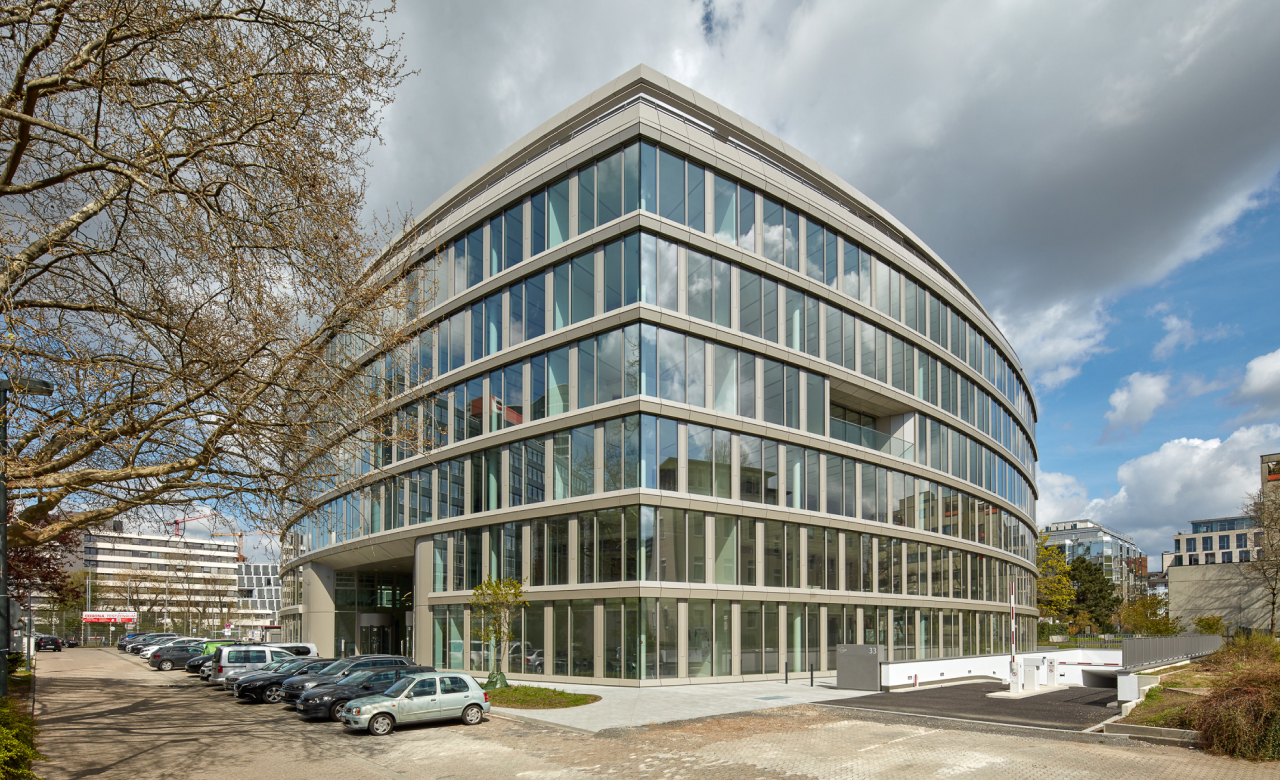 Außenansicht des Bürokomplexes 'The Oval' in Düsseldorf